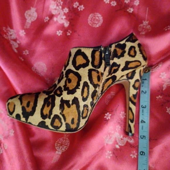 Sam Edelman Ria Leopard Bootie + FREE Matching Bracelet - Picture 7 of 10